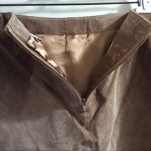 Select suede skirt with matching belt - Picture 9 of 13